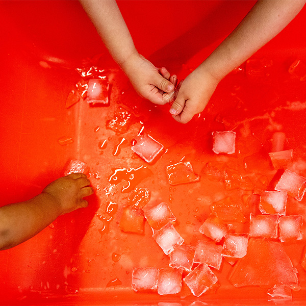 Kinderhände mit Eiswürfel