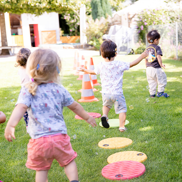 Kinder spielen mit Seifenblasen